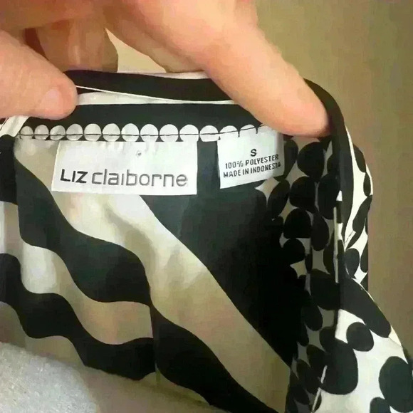 Liz Claiborne small (oversized) blouse. NWOT. Excellent condition. Wrinkle free - Picture 2 of 10